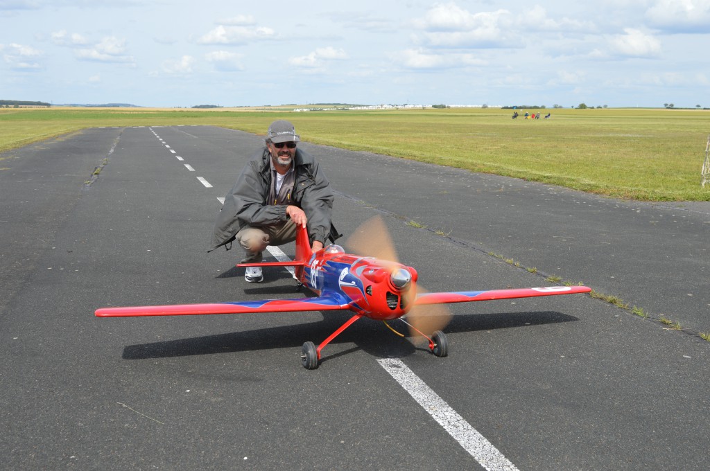 Guillaume Bernon tient la queue de Blue Bird .. N° 65 Laurent Bardy 