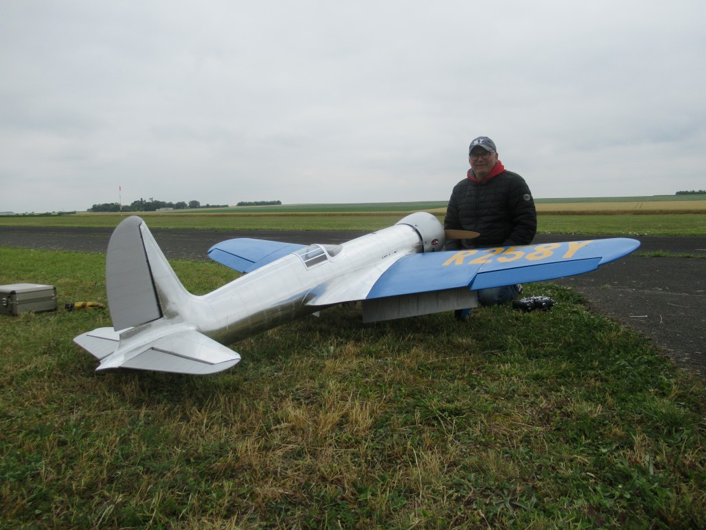 l'oiseau pèse 22 kgs et est motorisé par un 100 cm3/ 2T 