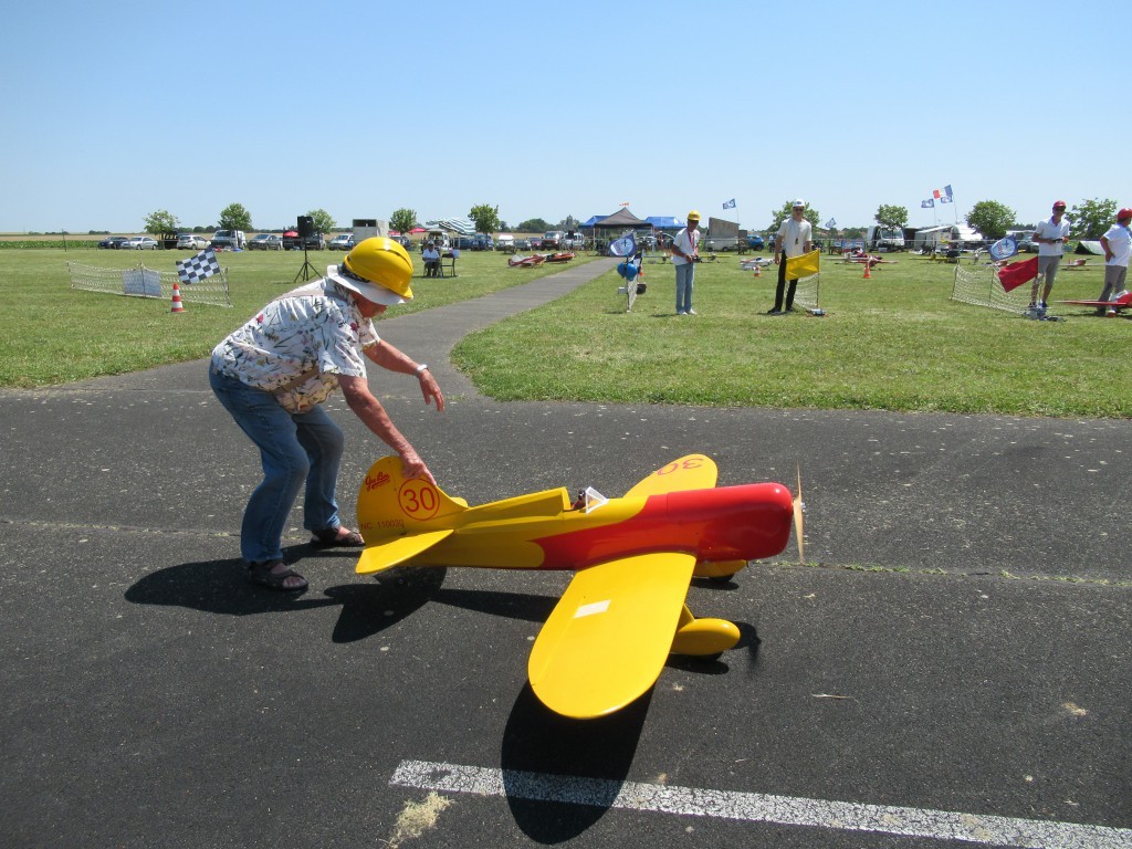 Au décollage , le Gee Bee Sportster d'Hervé Batard .