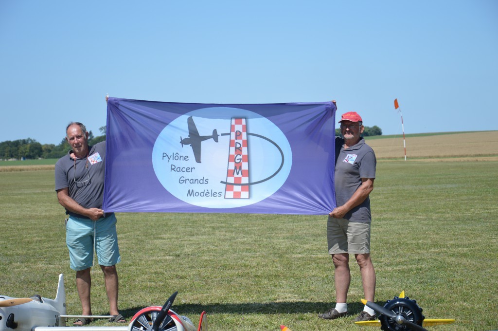 Patrick et Gilles arbore la banderole de l'association