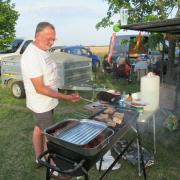 Gilloux à la cuisson des grillades vendredi soir